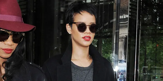 Lelah Pacaran, Rihanna Pilih Mesra Dengan Ayahnya Sendiri