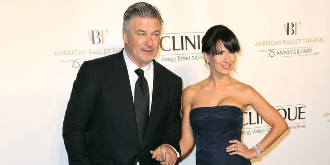 Lentur Seperti Karet, Pose Yoga Hilaria Baldwin Bikin Ngeri Lentur Seperti Karet, Pose Yoga Hilaria Baldwin Bikin Ngeri