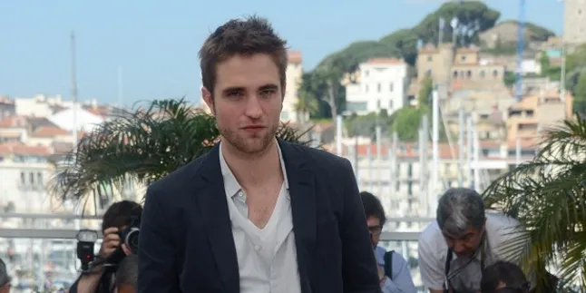 Lepas Dari Kristen Stewart, Robert Pattinson Cium Wanita Lain