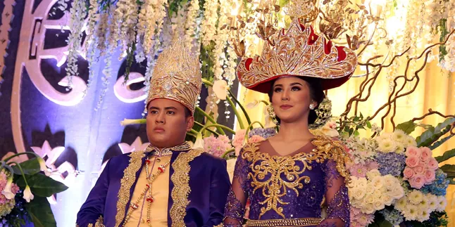 Lestarikan Budaya Daerah, Resepsi Selena-Febry Pakai Adat Lampung Lestarikan Budaya Daerah, Resepsi Selena-Febry Pakai Adat Lampung
