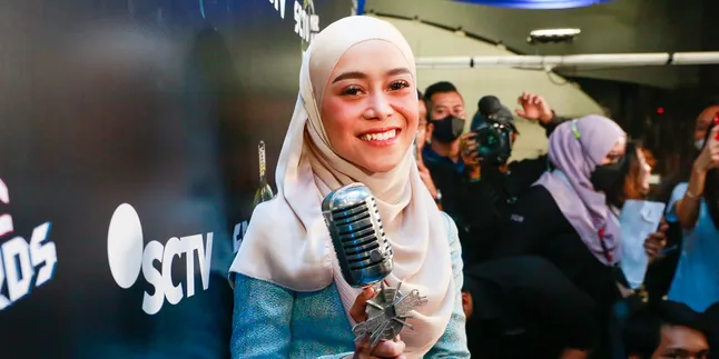 Lesti Kejora Muncul Perdana di Layar Kaca, Disambut Empat Penghargaan SCTV Music Awards 2023 Lesti Kejora Muncul Perdana di Layar Kaca, Disambut Empat Penghargaan SCTV Music Awards 2023