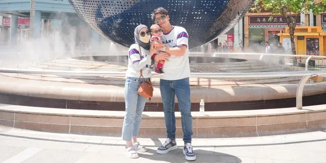 Lesti Main ke Singapura Pakai T-Shirt Couple, Netizen Syok Lihat Harganya