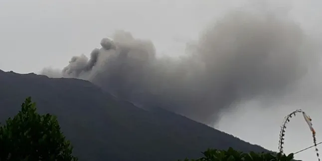 Letusan Gunung Agung Keluarkan Asap Kelabu Setinggi 700 Meter