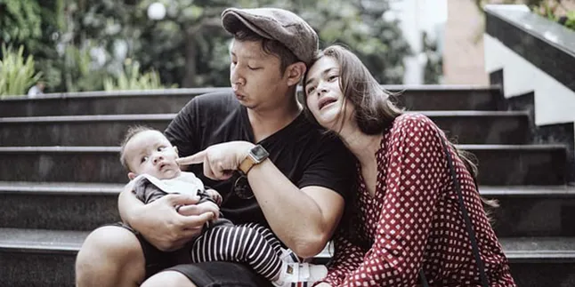 Lewat Video, Cara Unik Ringgo Agus Rahman 'Ngobrol' Dengan Anak Lewat Video, Cara Unik Ringgo Agus Rahman 'Ngobrol' Dengan Anak