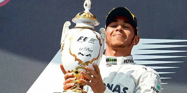 Lewis Hamilton: Piala Ini Untuk Nicole Scherzinger! Lewis Hamilton: Piala Ini Untuk Nicole Scherzinger!