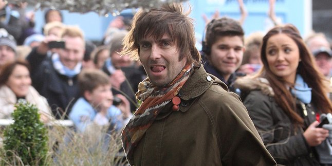 Liam Gallagher Reuni Oasis Dengan Bonehead di Atas Panggung Manchester!