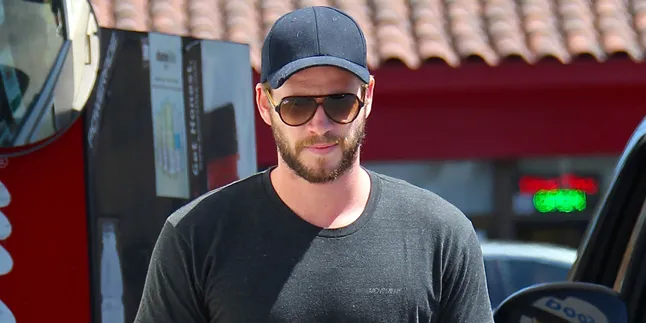 Liam Hemsworth 'Kencani' Dua Wanita Sekaligus! Liam Hemsworth 'Kencani' Dua Wanita Sekaligus!