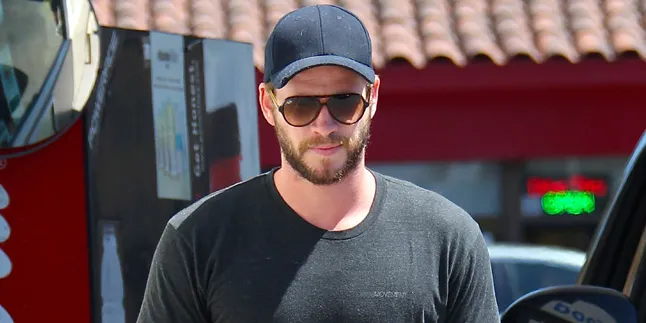 Liam Hemsworth Ketahuan Ciuman Dengan Pacar Baru