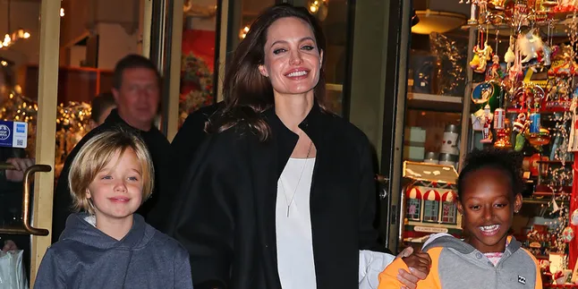 Liburan, Angelina Jolie Ajak Putrinya Shopping Bareng Liburan, Angelina Jolie Ajak Putrinya Shopping Bareng