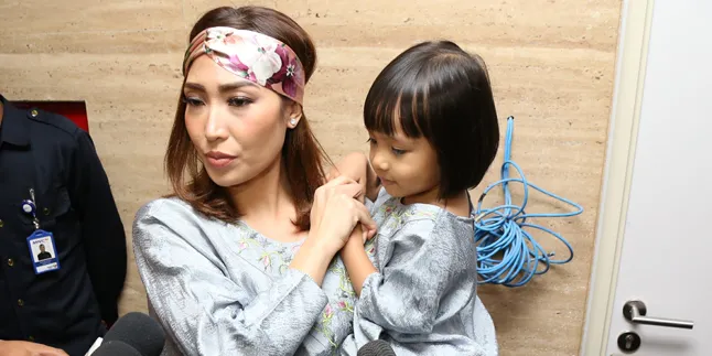 Liburan di Eropa, Ayu Dewi 'Deg-Degan' Naik Kapal