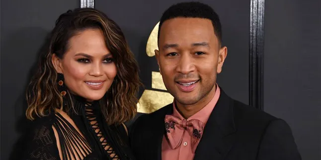 Liburan Eksotis, John Legend & Chrissy Teigen Mesra Bak Pengantin Baru