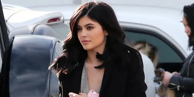 Liburan Eksotis, Kylie Jenner Pamer Foto Saat Gendong Stormi Webster