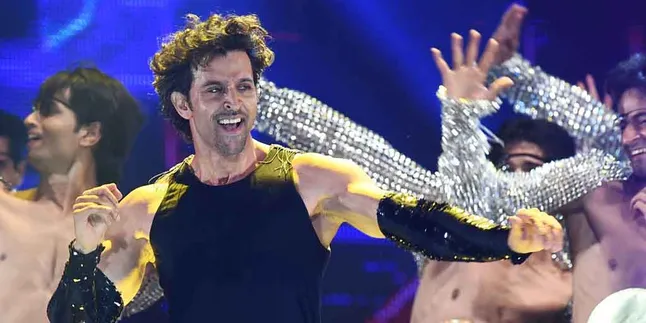 Liburan, Hrithik Roshan Bawa Kedua Putranya ke Disneyland