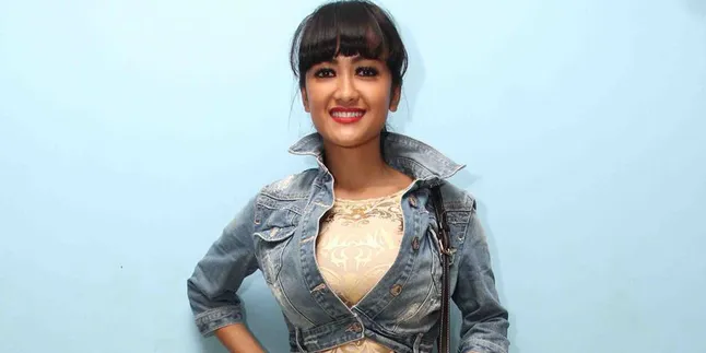 Liburan, Julia Perez Makan Bakso di Kuta Liburan, Julia Perez Makan Bakso di Kuta