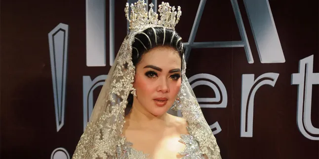Liburan ke Amsterdam, Syahrini Asyik Beri Makan Burung-Burung