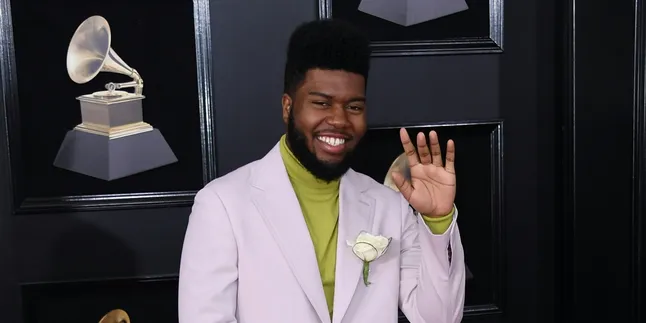 Liburan ke Bali, Khalid Duet Bareng Wisatawan di Tepi Pantai!