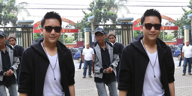 Liburan ke Bangkok, Rangga Moela Peluk 'Britney Spears'