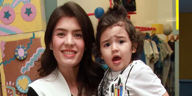 Liburan ke Melbourne, Putra Ganteng Carissa Putri Sempat Sakit Liburan ke Melbourne, Putra Ganteng Carissa Putri Sempat Sakit