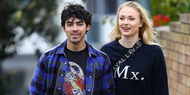 Liburan ke Miami, Joe Jonas & Sophie Turner Ciuman Mesra di Kolam Renang