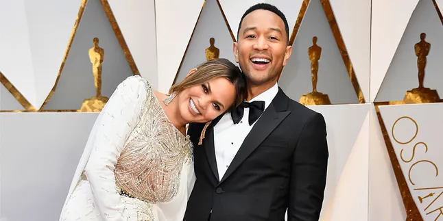 Liburan ke Venice, John Legend & Chrissy Teigen Tertangkap Ciuman
