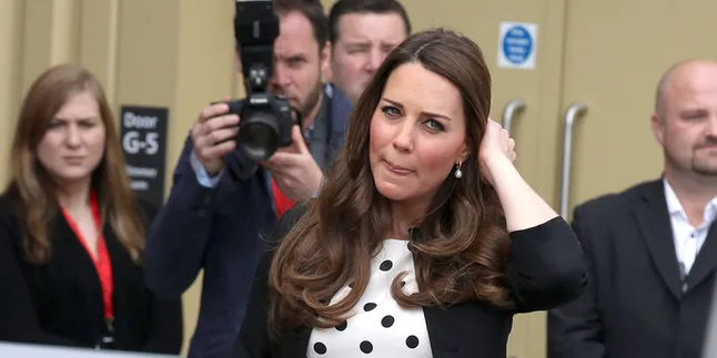 Liburan Pertama, Kenapa Putra Kate Middleton Terus Cemberut?