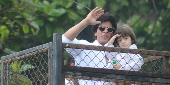 Liburan, Shahrukh Khan dan AbRam Khan Main Ski di Alpen