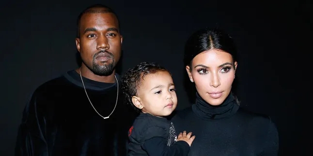 Lihat Kanye West Konser, Kim Kardashian Malah Umbar Bagian Intim