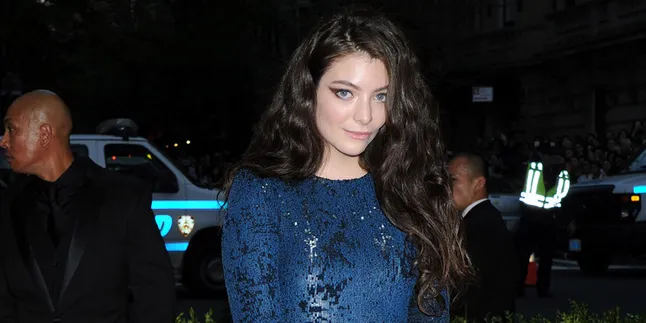 Lihat Konser, Lorde Ketahuan Ditemani Pria Misterius Lihat Konser, Lorde Ketahuan Ditemani Pria Misterius