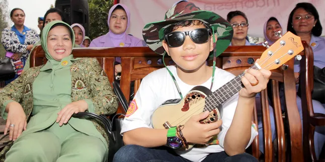 Lihat Korban Sinabung Sedih, Tegar Janji Akan Kembali!