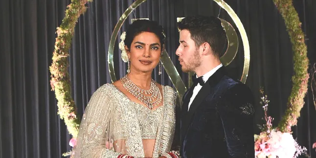 Lihat Priyanka Chopra Jalan Menuju Altar, Nick Jonas Menangis Terharu Lihat Priyanka Chopra Jalan Menuju Altar, Nick Jonas Menangis Terharu
