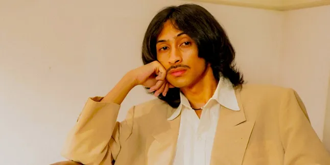 Lika-liku Kisah Cinta Anak Muda, Penyanyi Viki 'Weswey' Rian Hadirkan Lagu "Tolong Bilang" Lika-liku Kisah Cinta Anak Muda, Penyanyi Viki 'Weswey' Rian Hadirkan Lagu "Tolong Bilang"