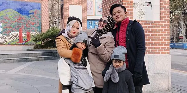 Lina Sang Ibu Meninggal Dunia, Rizky Febian Sedih & Terlihat Tegar Saat Gotong Keranda Jenazah Lina Sang Ibu Meninggal Dunia, Rizky Febian Sedih & Terlihat Tegar Saat Gotong Keranda Jenazah