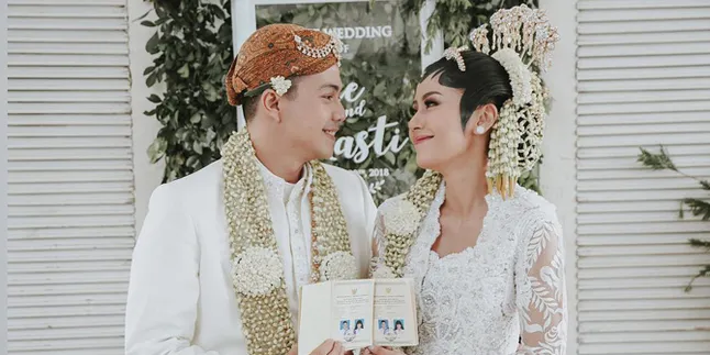 Penampilan Ibunda di Acara Siraman Ardina Rasti Kena Bully Penampilan Ibunda di Acara Siraman Ardina Rasti Kena Bully