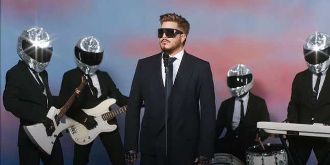 Lirik Lagu Holding Out For A Hero - Adam Lambert, Mencari Pahlawan