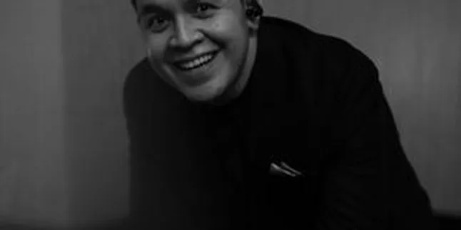 Lirik Lagu MENGAGGUMIMU DARI JAUH - Tulus, Tentang Memendam Perasaan