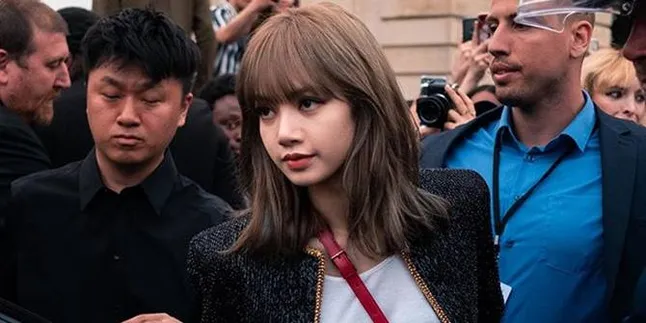 Lisa BLACKPINK Tampil Stylish Pakai Baju Kasual di Paris Fashion Week