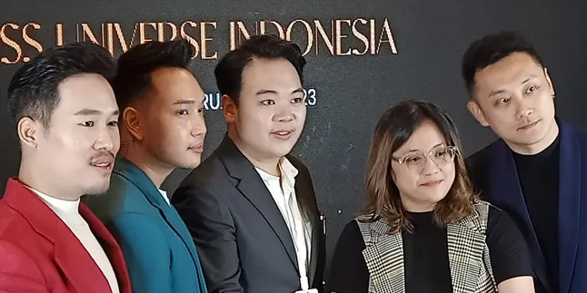 Lisensi Miss Universe Indonesia Ganti Pemilik, Sosok Penyanyi Ini Ramai Disorot Saat Pegang Mahkota Senilai Rp90 Miliar Lisensi Miss Universe Indonesia Ganti Pemilik, Sosok Penyanyi Ini Ramai Disorot Saat Pegang Mahkota Senilai Rp90 Miliar