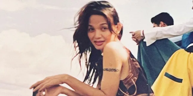 Live Instagram, Bunda Corla Putar Musik Dangdut Genre House Salah Satunya Lagu "No Coment" dan Berjoget Asyik Ikuti Alunan Musik