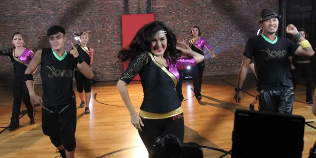 Liza Natalia Gabungkan Dangdut dan Budaya di Joged Fitness Liza Natalia Gabungkan Dangdut dan Budaya di Joged Fitness