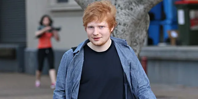 Loh, Ed Sheeran Diam-Diam Suka SMS Simon Cowell?