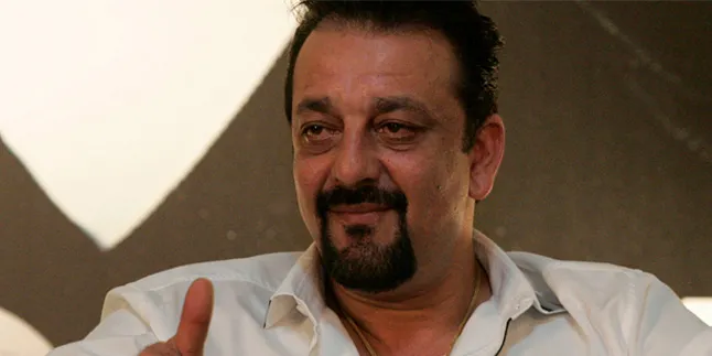 Loh, Sanjay Dutt Nge-Gym Pakai Sekop dan Tong Sampah?