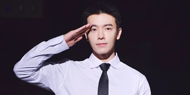 Loncat-Loncat Seperti Bocah, Donghae SuJu Jadi Polisi Paling Cute