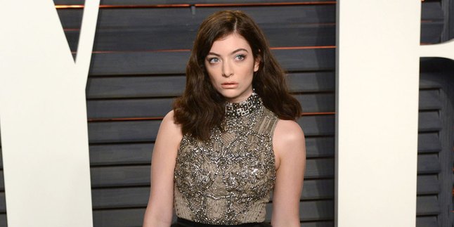 Lorde Beberkan Siapa Sosok 'Cewek Mabuk' Dalam Lagu 'Green Light'