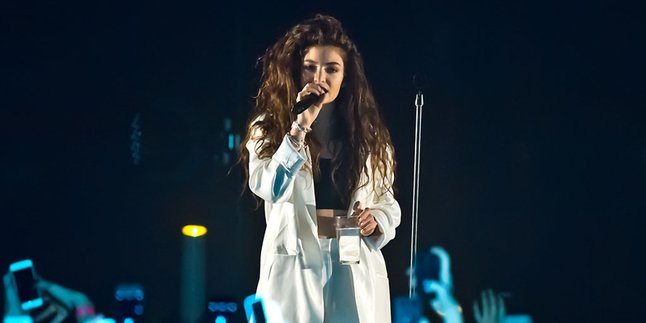 Lorde Goda Fans Dengan Sebuah Foto Dari Studio