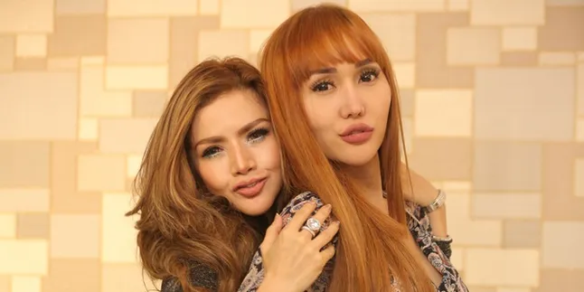 Lucinta Luna Dapat Kado Pernikahan Cincin Berlian Dari Barbie Kumalasari Lucinta Luna Dapat Kado Pernikahan Cincin Berlian Dari Barbie Kumalasari