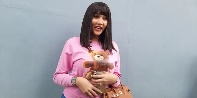 Lucinta Luna Jadi Sorotan Usai Tampil Beda Saat Kenakan Gaun dan Hijab