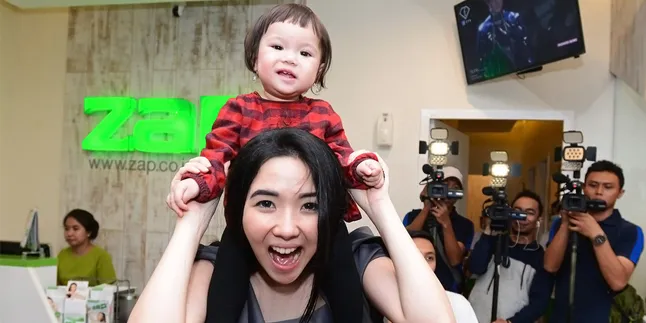 Lucu Kebangetan! Begini Gaya Gempi Saat Pakai Bulu Mata Palsu