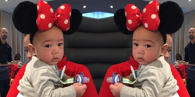 Lucu! Makan Buah Naga, Wajah Rafathar Jadi Ungu Semua Lucu! Makan Buah Naga, Wajah Rafathar Jadi Ungu Semua