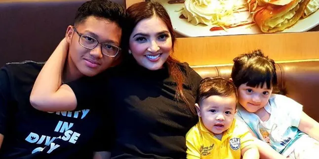 Lucunya Baby Arsy Yang Nyuekin Pertanyaan Ashanty Saat Telepon Pacar Lucunya Baby Arsy Yang Nyuekin Pertanyaan Ashanty Saat Telepon Pacar