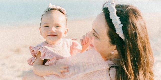 Funny Baby Claire Playing Alone, Shandy Aulia's Bra Hanging on Her Neck Becomes the Spotlight